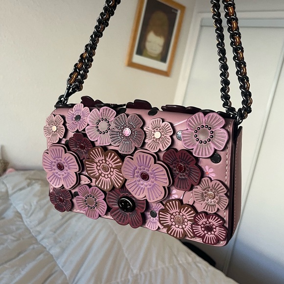 Coach Tea Rose Dinky in pink/mauve floral applique - Picture 3 of 10